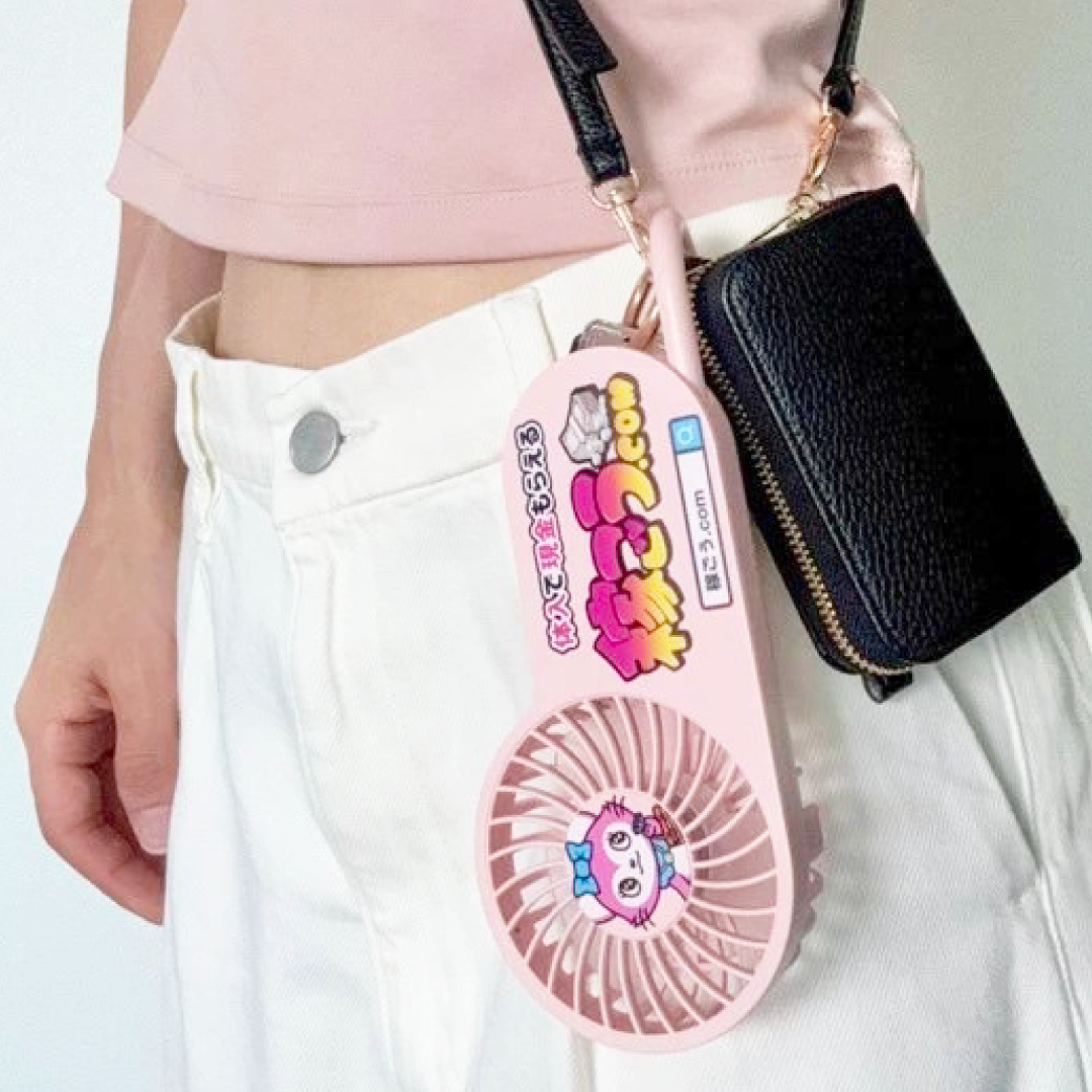 女性モデルとハンディファン1枚目