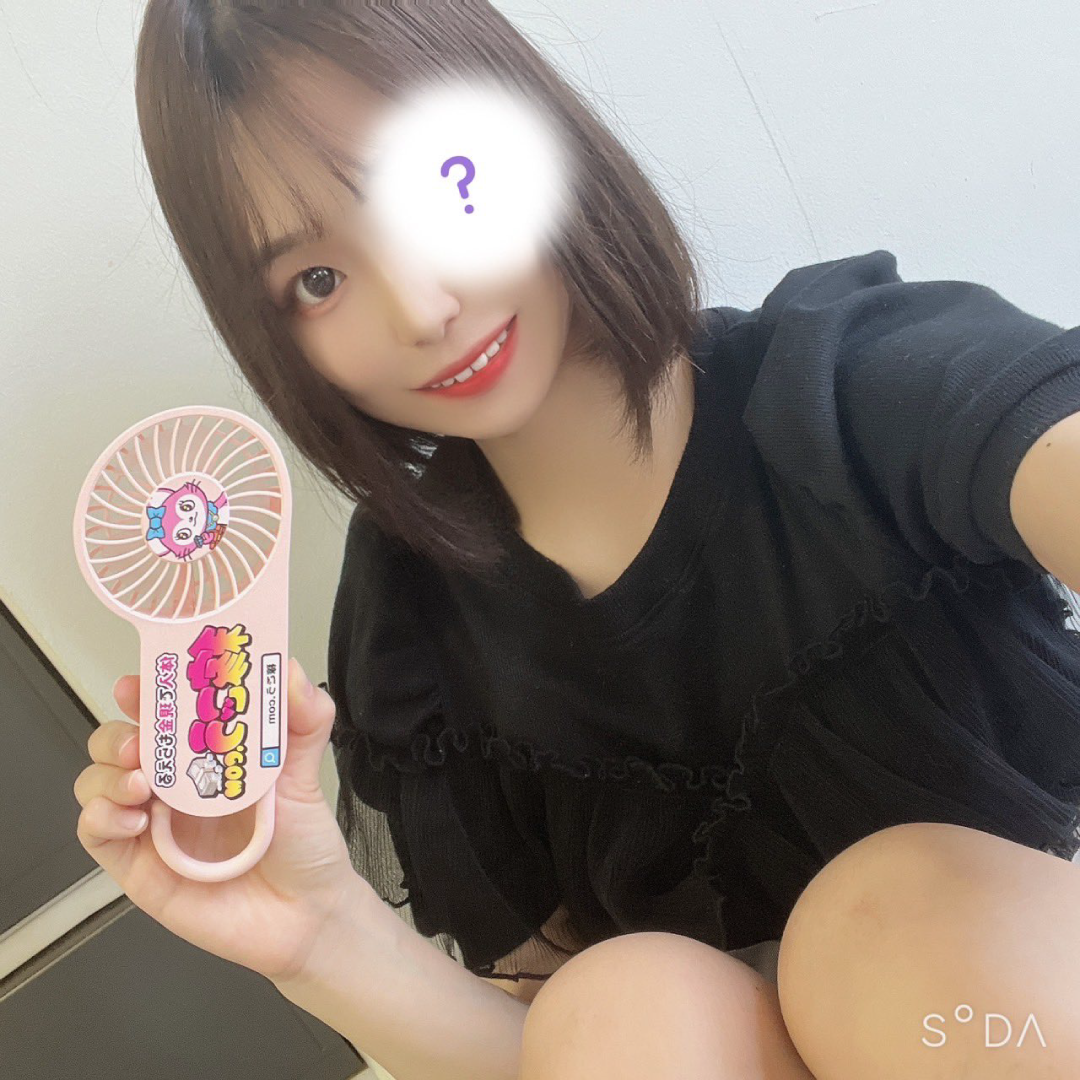 女性モデルとミニ扇風機